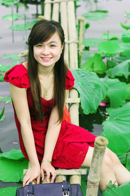 1-hoa-sen-dep-1-ho-tay-diu-dang-tao-dang-ben-cau-ao.jpg