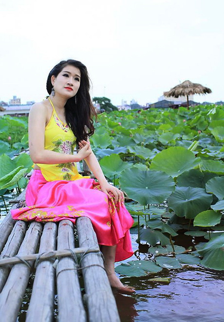 1-hoa-sen-dep-ho-tay-sen-viet-nam-hoasenvang.jpg