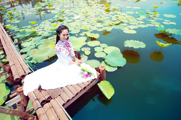 muon-ve-my-nhan-viet-khoe-sac-ben-hoa-sen_A_