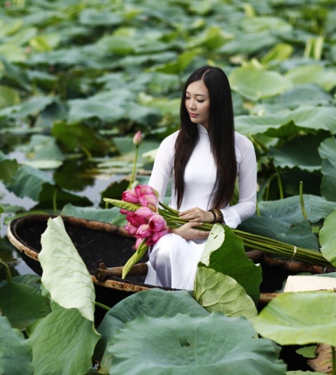 muon-ve-my-nhan-viet-khoe-sac-ben-hoa-sen_A_