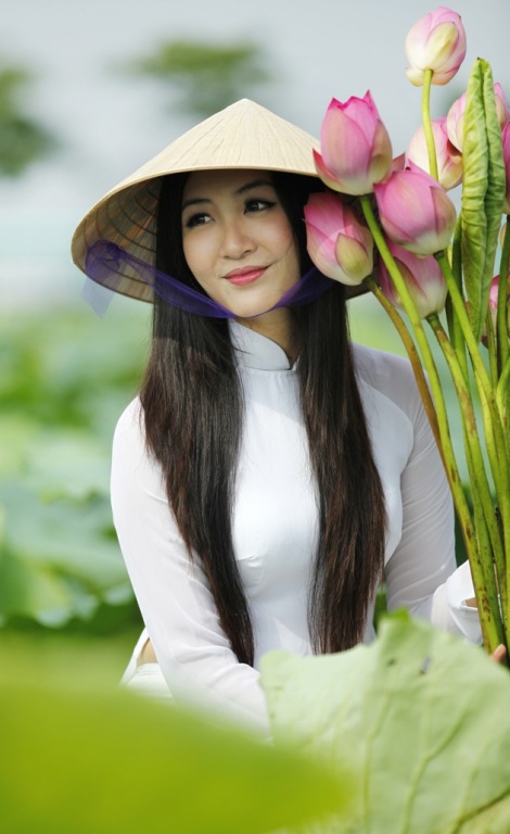 muon-ve-my-nhan-viet-khoe-sac-ben-hoa-sen_A_