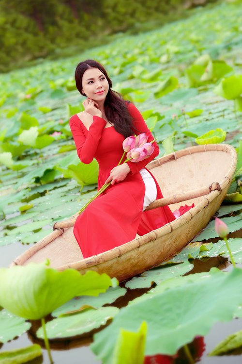 muon-ve-my-nhan-viet-khoe-sac-ben-hoa-sen_A_