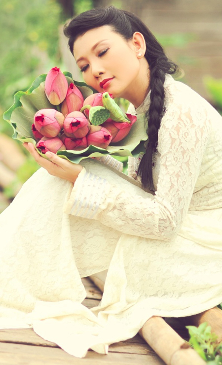 muon-ve-my-nhan-viet-khoe-sac-ben-hoa-sen_A_