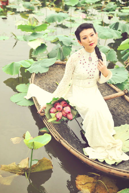 muon-ve-my-nhan-viet-khoe-sac-ben-hoa-sen_A_