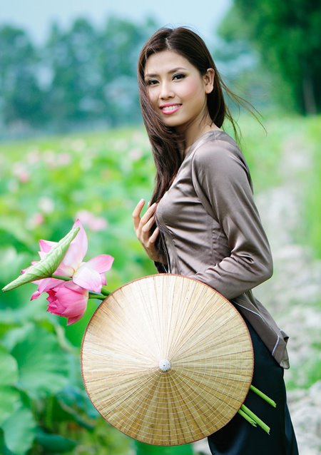 muon-ve-my-nhan-viet-khoe-sac-ben-hoa-sen_A_