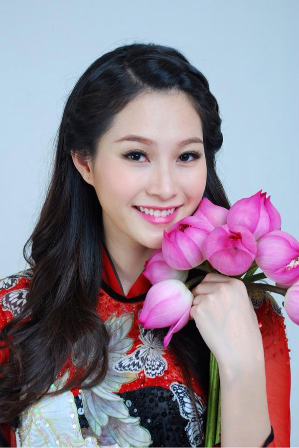 muon-ve-my-nhan-viet-khoe-sac-ben-hoa-sen_A_