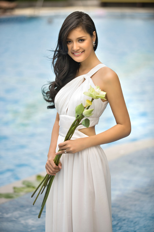 muon-ve-my-nhan-viet-khoe-sac-ben-hoa-sen_A_