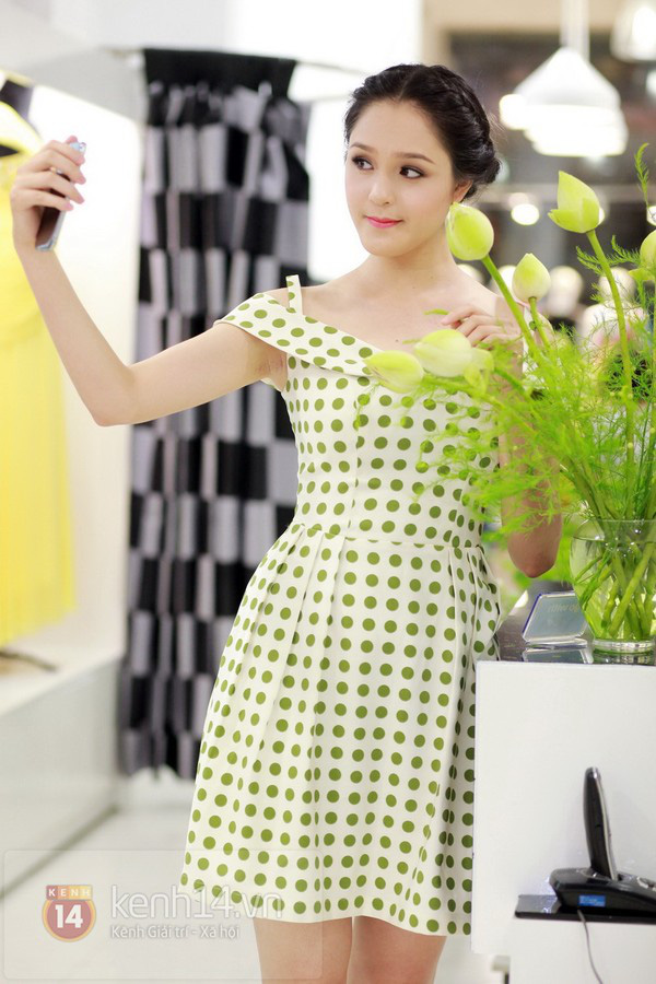 muon-ve-my-nhan-viet-khoe-sac-ben-hoa-sen_A_