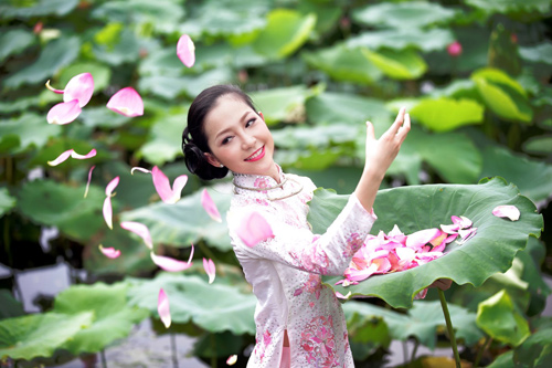 muon-ve-my-nhan-viet-khoe-sac-ben-hoa-sen_A_