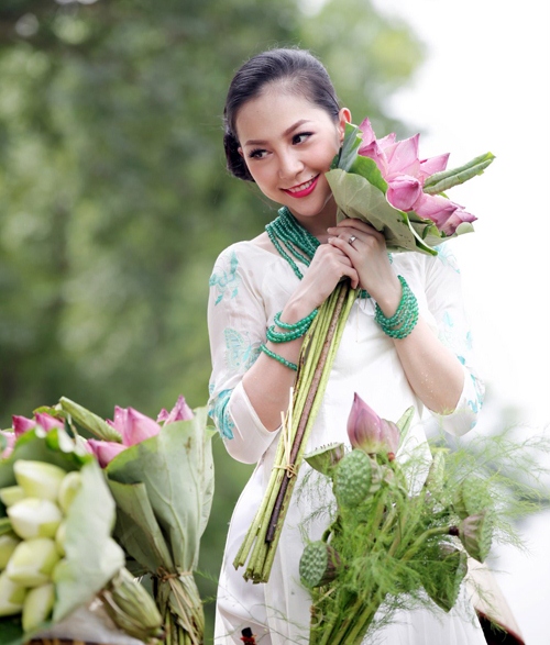 muon-ve-my-nhan-viet-khoe-sac-ben-hoa-sen_A_