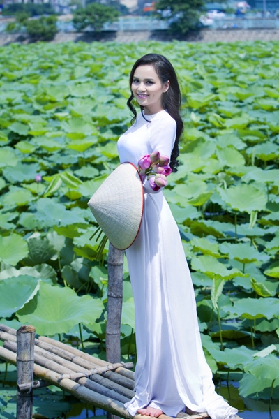 muon-ve-my-nhan-viet-khoe-sac-ben-hoa-sen_A_