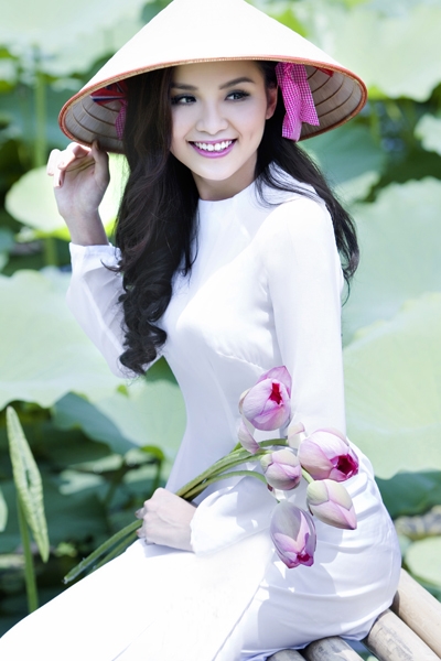 muon-ve-my-nhan-viet-khoe-sac-ben-hoa-sen_A_