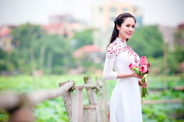 muon-ve-my-nhan-viet-khoe-sac-ben-hoa-sen_A_